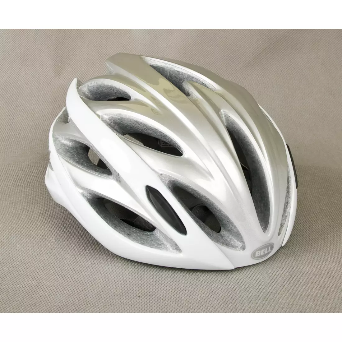 Cyklistická přilba BELL OVERDRIVE, stříbrná a bílá