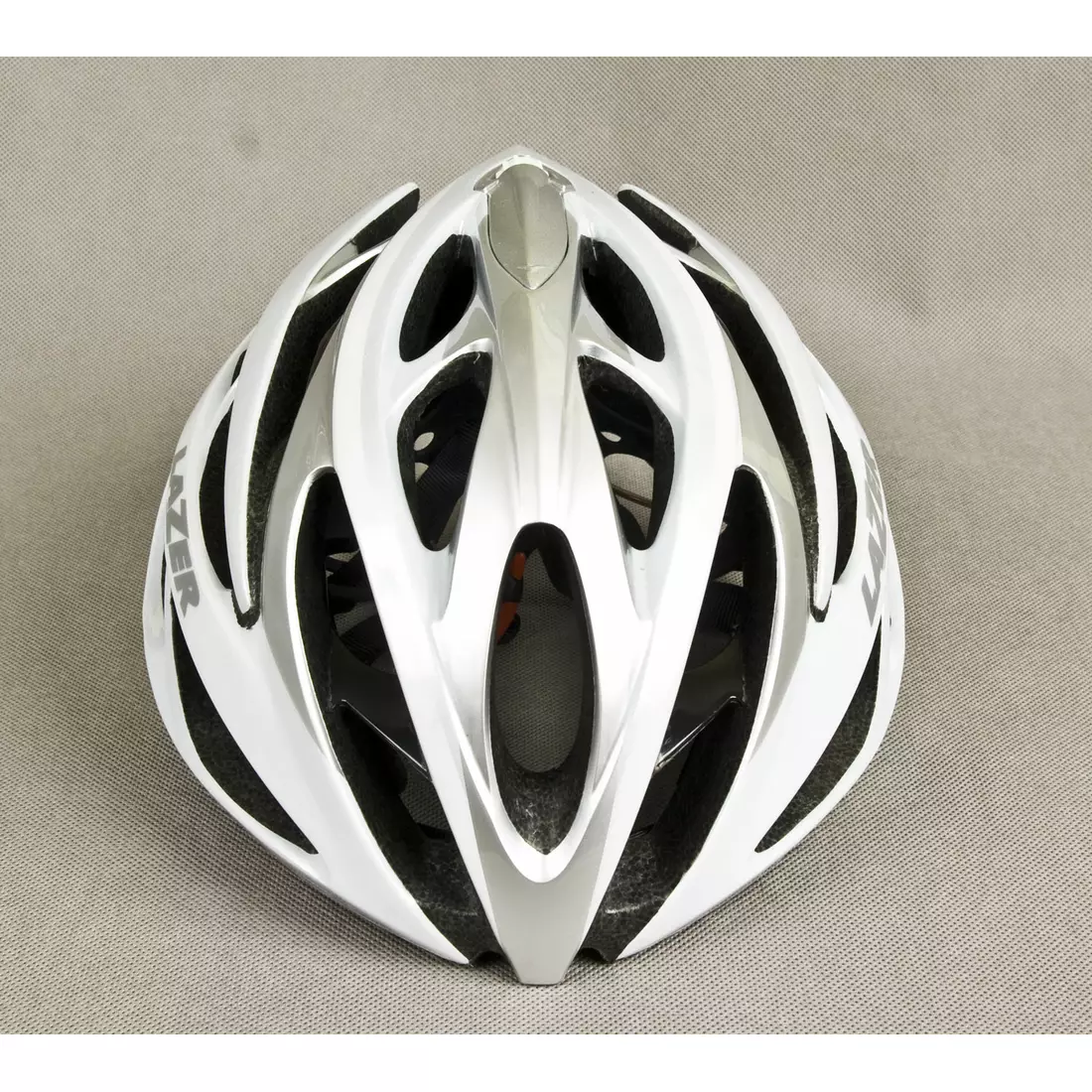 Silniční cyklistická přilba LAZER O2, bílá a stříbrná