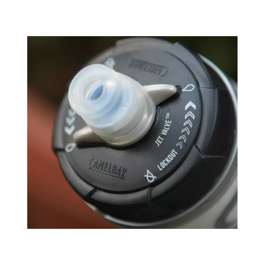 Camelbak SS17 láhev s termální vodou s běžící rukojetí Quick Grip Chill 21oz / 620 ml Black/Atomic Blue 1040002900