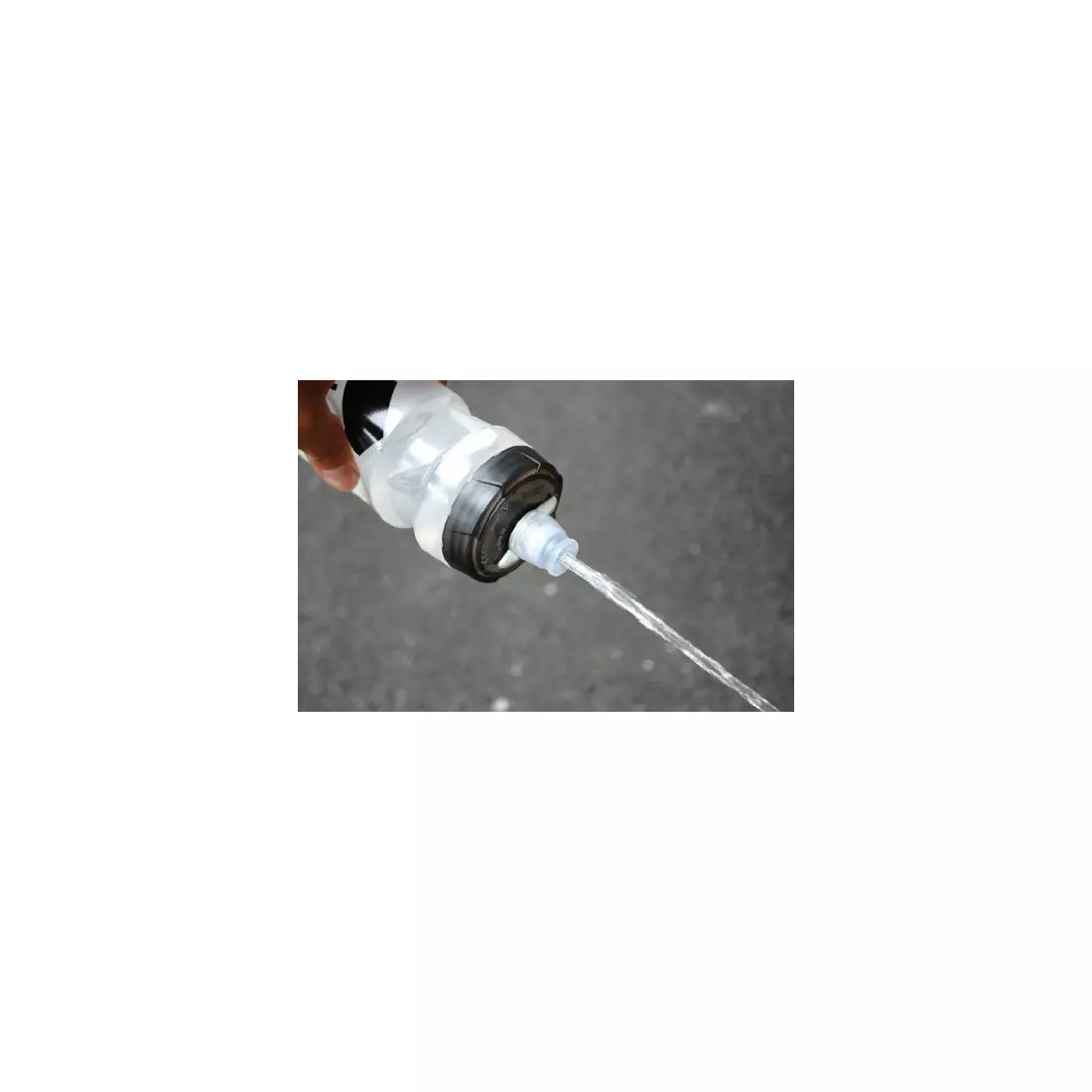 Camelbak SS17 láhev s termální vodou s běžící rukojetí Quick Grip Chill 21oz / 620 ml Black/Atomic Blue 1040002900