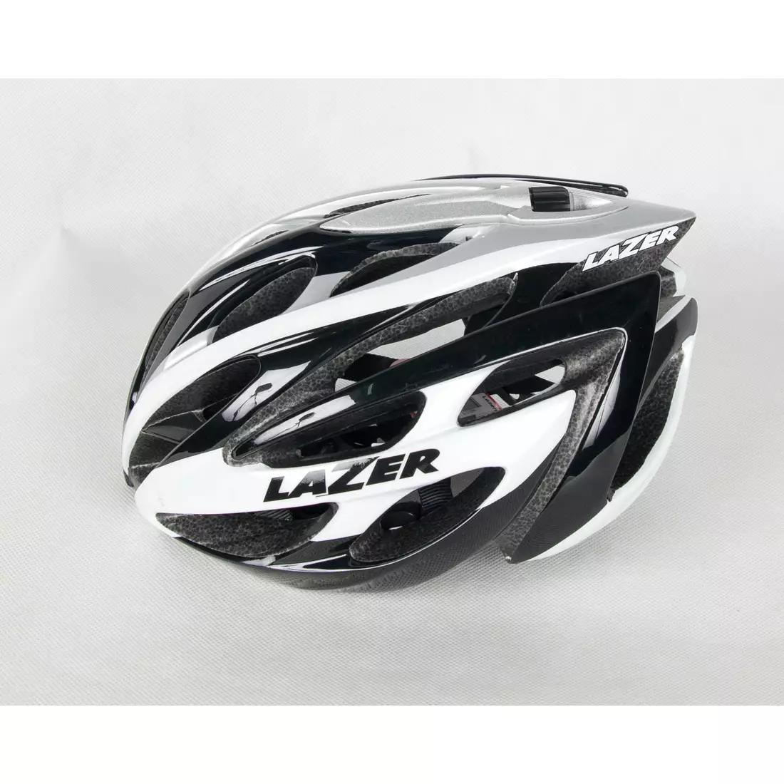 Silniční cyklistická přilba LAZER O2, bílá a černá